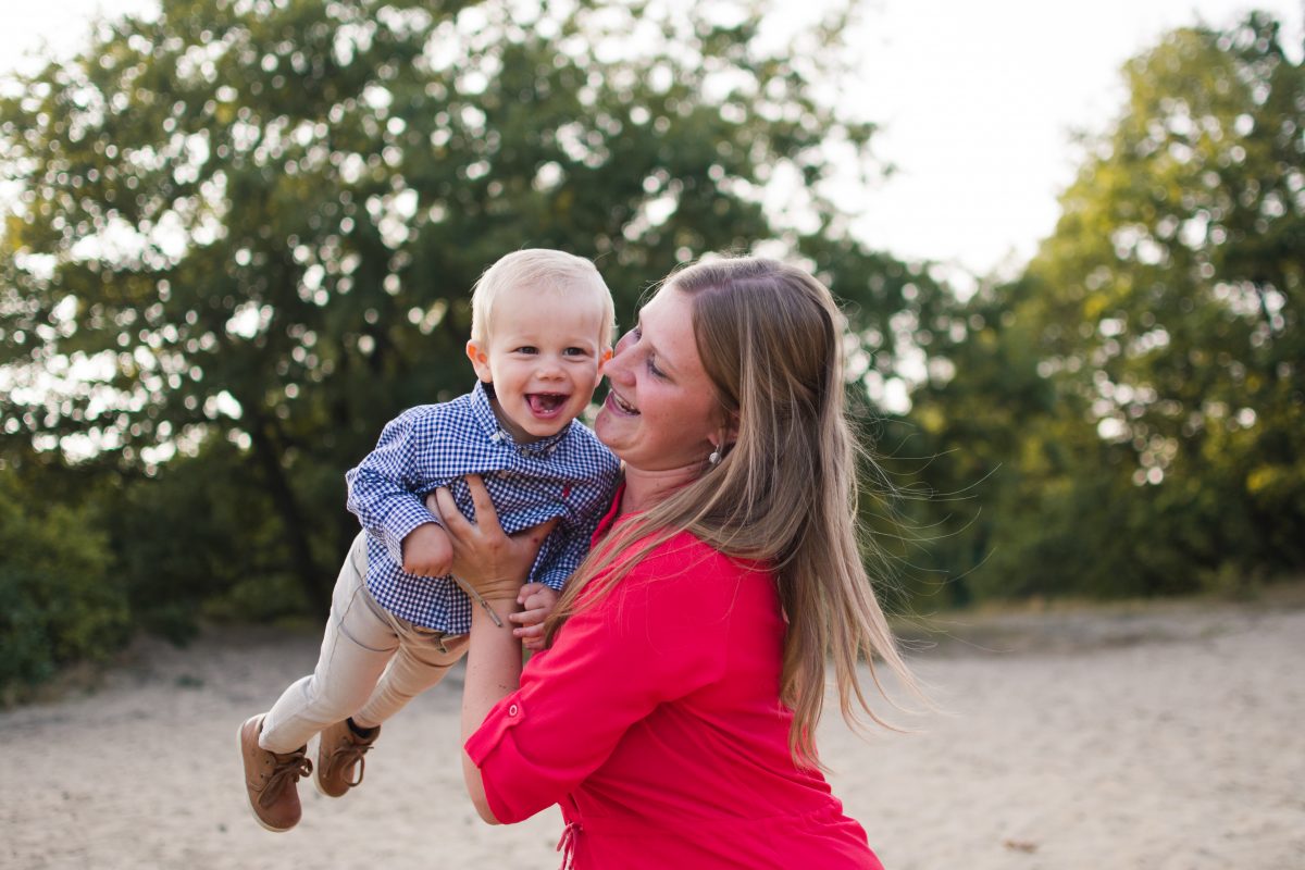 Frania fotografie Turnhout kempen Antwerpen familiefoto gezinsfoto fotografie fotosessie fotoshoot mama zoon baby kind peuter spontaan spelen lachen