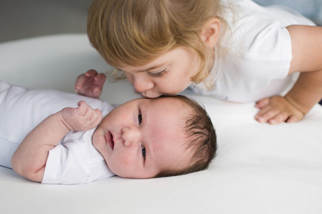 Frania Fotografie Turnhout Antwerpen Kempen newbornsessie fotoshoot baby en zus foto siblings kus lief liefde zorgen nieuw broertje familie