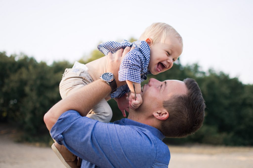 Frania fotografie Turnhout kempen Antwerpen familiefoto gezinsfoto fotografie fotosessie fotoshoot papa vader zoon baby kind peuter spontaan spelen lachen