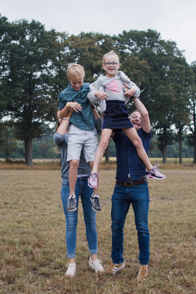 familiefoto gezinsfoto familiefotoshoot gezinsfotoshoot fotosessie merksplas kolonie 4 personen natuur spontaan fotografie frania